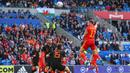 <p>Bek Wales, Rhys Norrington-Davies (kanan) menyundul bola saat bertanding melawan Belanda selama pertandingan grup A4 UEFA Nations League di stadion Cardiff City di Cardiff, Wales selatan, Kamis (9/6/2022). Belanda menang tipis atas Wales 2-1. (AFP/Geoff Caddick)</p>
