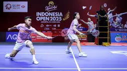 Pebulu tangkis ganda campuran Indonesia, Jafar Hidayatullah (kiri) dan Felisha Alberta dalam laga babak 12 besar Indonesia Open 2025 melawan pasangan Malaysia yang berlangsung di Istora Senayan, Jakarta, Selasa (03/06/2025). (Bola.com/Bagaskara Lazuardi)