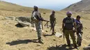 Gerakan perlawanan Afghanistan dan pasukan pemberontak anti-Taliban saat patroli di puncak bukit di daerah Darband, Distrik Anaba, Provinsi Panjshir, 1 September 2021. Panjshir terkenal dengan pertahanan alami yang tak pernah ditembus pasukan Soviet atau Taliban. (AHMAD SAHEL ARMAN/AFP)