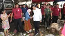 Presiden Joko Widodo atau Jokowi menyalami warga saat blusukan di Pasar Minggu, Jakarta, Jumat (22/2). Jokowi mengenakan kemeja putih lengan panjang, celana hitam, dan sepatu sneakers. (Liputan6.com/Angga Yuniar)