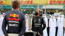 Balapan terakhir F1 2021 menyajikan perebutan gelar juara dunia antara Max Verstappen dengan Lewis Hamilton. Kedua pebalap memilik poin yang sama yaitu 369,5. (AFP/Pool/Kamran Jebreili)