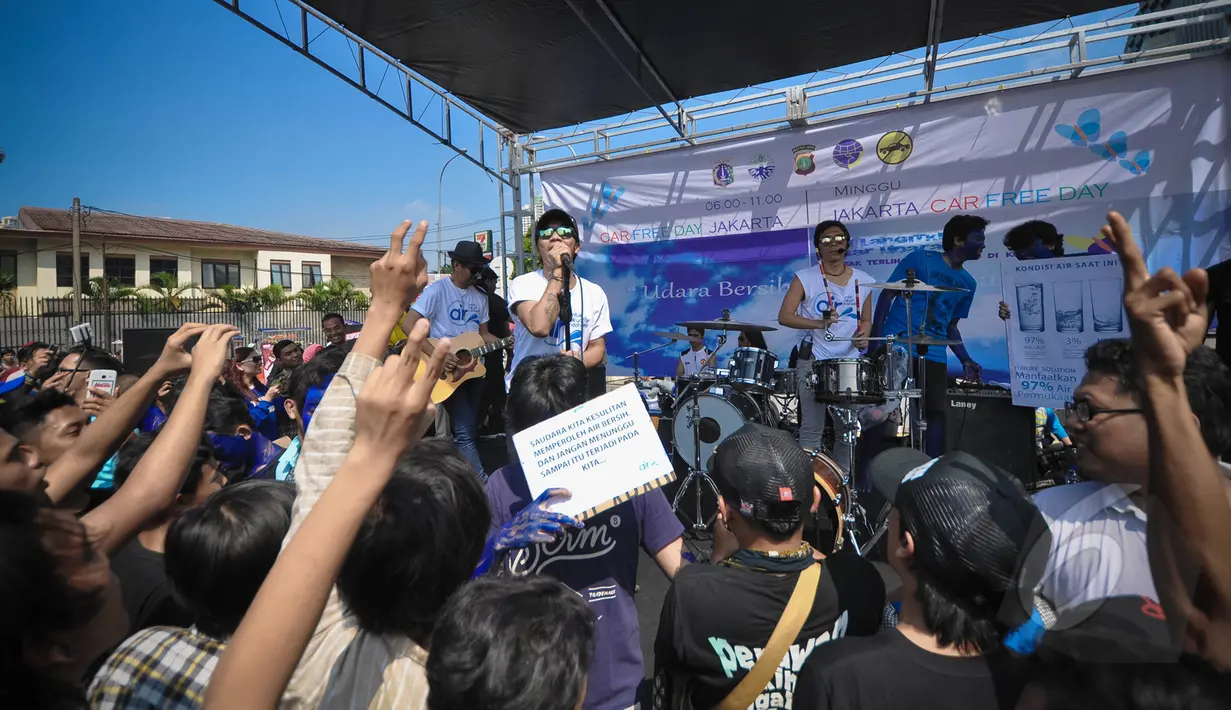 Aksi grup band Slank saat menghibur warga Ibukota di Bundaran HI, Jakarta, Minggu (22/3/2015). Grup musik ini menggelar konser mini untuk memperingati Hari Air Sedunia yang jatuh pada 22 Maret. (Liputan6.com/Faizal Fanani) 