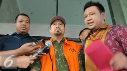 Kakak Saipul Jamil, Samsul Hidayatullah menyimak pertanyaan wartawan saat di Gedung KPK, Jakarta, Kamis (11/8). Kasus dugaan suap pengurangan vonis Saipul Jamil siap disidangkan karena dinyatakan p21. (Liputan6.com/Helmi Afandi)