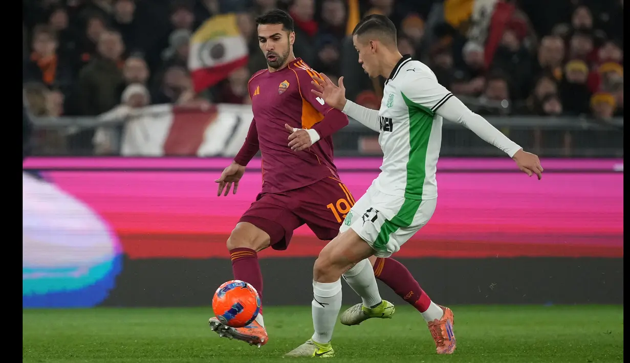 Jay Idzes juga tampil rapi setiap kali Sassuolo mendapatkan tekanan dari AS Roma. Calciomercato memberikan nilai 6 kepada pria kelahiran Mierlo, Belanda tersebut. (AP Photo/Andrew Medichini)