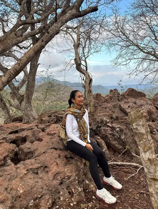 Menariknya lagi, kecintaan Happy terhadap wastra Indonesia juga terlihat dalam momen tak terduga, seperti ketika ia mendaki gunung. Alih-alih mengenakan outfit outdoor yang biasa, Happy tampil dengan gaya kasual yang dipadukan dengan syal batik. Gaya Happy Salma ini bisa menjadi inspirasi bagi banyak perempuan Indonesia untuk lebih mencintai wastra Nusantara. Dengan sentuhan kreativitas dan padu padan yang tepat, kain tradisional bisa tampil relevan di segala situasi, baik untuk acara formal, semi-formal, hingga kegiatan kasual sekalipun. [@happysalma].