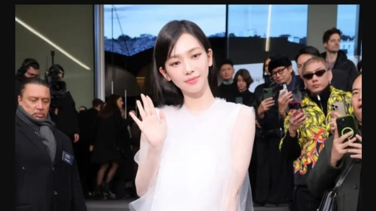 Tiba di Milan Fashion Week Bersama Prada, Karina aespa Disambut Kerumunan Penggemar