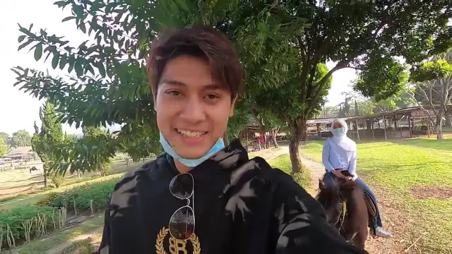 Momen Liburan Keluarga Rizky Billar di Bandung, Didampingi Lesty Kejora. (Sumber: YouTube/Rizky Billar)