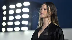 Model Victoria's Secret, Behati Prinsloo berjalan di atas catwalk pada fashion show Alexander Wang di New York, 3 Juni 2018. Istri Adam Levine itu baru saja melahirkan anak keduanya pada Februari lalu. (AFP PHOTO/ANGELA WEISS)