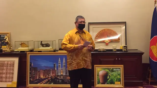 Menlu Dato Saifuddin Abdullah menyerahkan 15 karya seni kepada Wakil Tetap Malaysia untuk ASEAN, Kamsiah Kamaruddin sebagai bentuk pertukaran budaya antar negara Asia Tenggara (Liputan6.com/Teddy Tri Setio Berty)