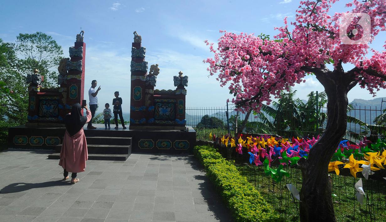 Wisatawan menikmati tempat wisata yang Instagrammable di kawasan Puncak Dua, Sukamakmur, Bogor, Jumat (6/1/2023). Meski kawasan Puncak Dua belum dikembangkan secara maksimal oleh Pemkab Bogor dan pemerintah pusat, warga seputar Jabodetabek dan Cianjur tetap antusias mengunjungi kawasan ini sebagai tempat wisata alternatif selain kawasan Puncak dan sekitarnya yang selalu didominasi kemacetan lalu lintas. (merdeka.com/Arie Basuki)
