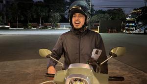 Pengemudi ojek online di Thailand yang pernah berkunjung ke Indonesia, Ni Illias Hayeenima. (Bola.com/Muhammad Adi Yaksa)