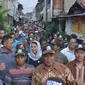 Agus Yudhoyono di tengah warga Kampung Rawa Badung, Cakung, Jakarta Timur (Nanda Perdana Putra/Liputan6.com)