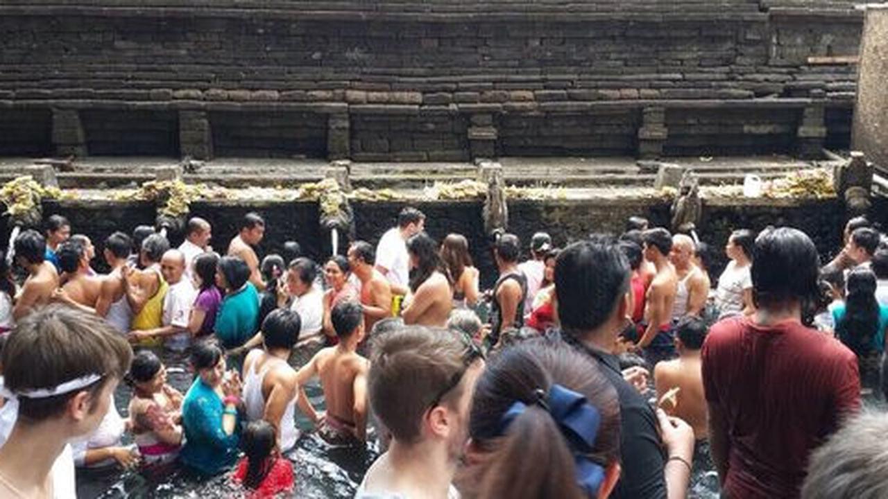 Antre buang sial di pancuran Tirta Empul Istana Tampaksiring
