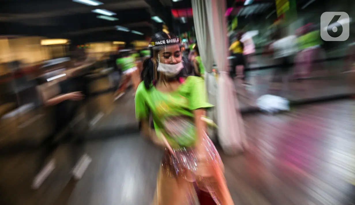 Instruktur mengenakan masker dan face shield pada sesi kelas senam Bolly’D (Bollywood Fitness Dance) di Raga Studio, Jakarta, Senin (15/6/2020). Memasuki pekan kedua masa PSBB Transisi di DKI Jakarta, beberapa pusat kebugaran menerapkan protokol kesehatan. (Liputan6.com/Faizal Fanani)