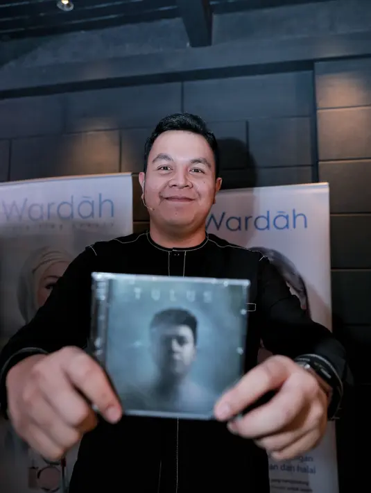 Yang tidak kalah penting lewat Monokrom, pemilik album Gajah dan Tulus itu mengeluarkan seluruh isi hatinya. Rasa terima kasih kepada keluarga dan para penggemar setia yang selama ini mendukung kariernya. (Adrian Putra/Bintang.com)