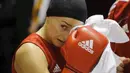 Petinju Polandia, Sandra Drabik, tampak lelah usai bertanding pada babak kualifikasi kelas 69 kilogram Bocskai Istvan International Memorial Boxing Turnamen ke-61. (EPA/Zsolt Czegledi)