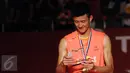 Pebulutangkis Tiongkok, Chen Long melihat plakat juara tunggal putra Total BWF World Championships 2015 di Jakarta, Minggu (16/8/2015). Chen Long unggul atas Lee Chong Wei (Malaysia) 21-14, 21-17. (Liputan6.com/Helmi Fithriansyah)