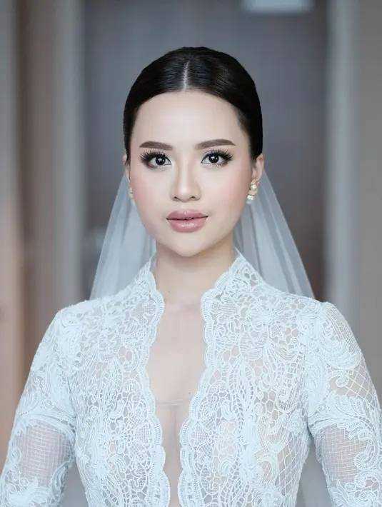 Nuansa nude yang lembut membaur sempurna dengan kulit putihnya. [Foto: Instagram/anggimarito]