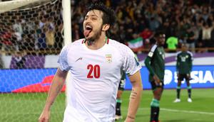 Penyerang Timnas Iran #20, Sardar Azmoun, merayakan setelah mencetak gol pertama mereka selama pertandingan kualifikasi zona Asia Piala Dunia FIFA 2026 Grup A antara Iran dan Uni Emirat Arab di Kompleks Olahraga Azadi di Teheran pada 20 Maret 2025. (AFP)