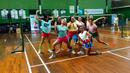 Bukan hanya pertandingan bulutangkisnya saja yang seru, kostum 80-an Dian Sastrowardoyo dan teman-temannya juga menjadi daya tarik dalam acara Bashminton di GOR PB Djarum, Jakarta, (21/5/2016). (Bola.com/Twitter/XpresiBCA)