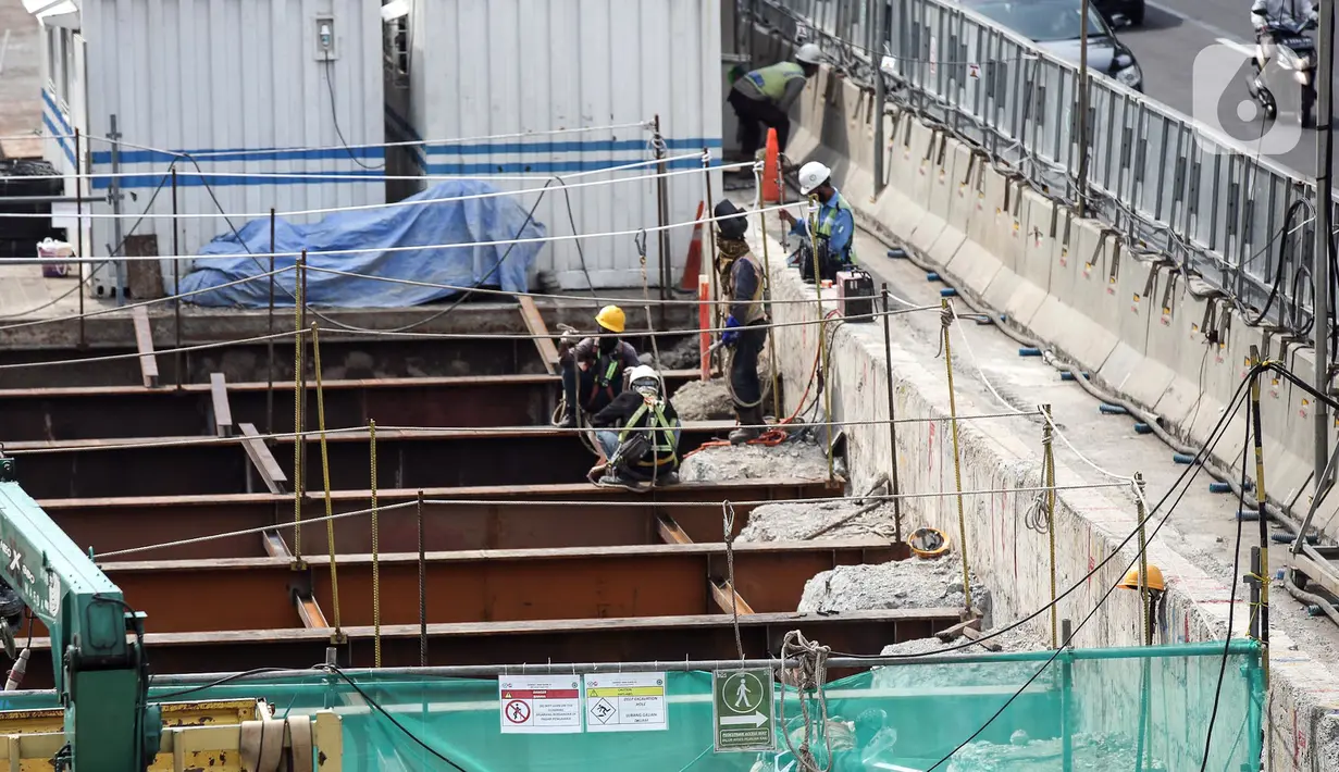 Pekerja menyelesaikan proyek Moda Raya Terpadu (MRT) Fase II di Jalan MH Thamrin, Jakarta, Selasa (19/7/2022). Proyek MRT Jakarta Fase 2 CP 201 rute Stasiun Thamrin-Stasiun Monas telah mencapai 40,25 persen. (Liputan6.com/Faizal Fanani)