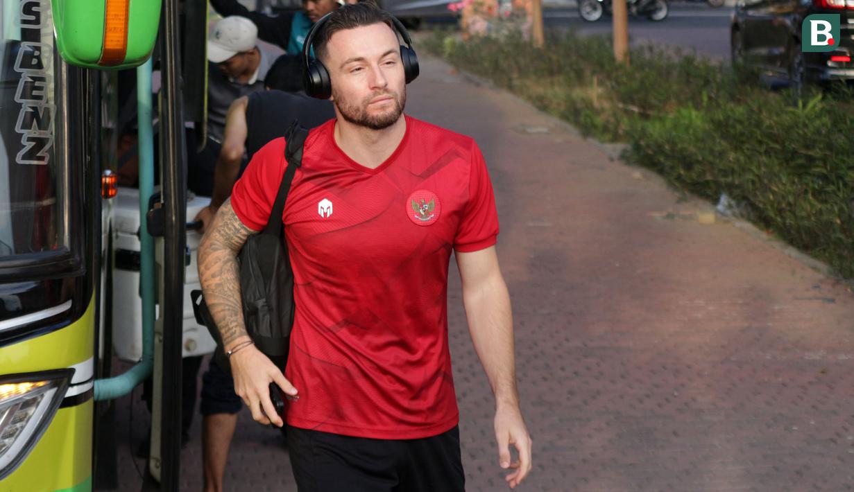 Pemain Timnas Indonesia, Marc Klok berjalan menuju lapangan saat melakukan latihan menjelang laga FIFA Matchday melawan Palestina di Lapangan Thor, Surabaya, Rabu (7/6/2023) sore WIB. Sebanyak tujuh pemain tambahan meliputi Edo Febriansyah, Marc Klok, Ricky Kambuaya, Rachmat Irianto, Marselino Ferdinan, Ernando Ari, dan Stefano Lilipaly yang ikut bergabung pada latihan hari kedua ini. (Bola.com/Wahyu Pratama)