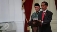 Presiden Joko Widodo didampingi Menag Lukman Hakim Saifuddin memberikan Keterangan Pers terkait penurunan Biaya Penyelenggaraan Ibadah Haji (BPIH) Tahun 2015 di Istana Merdeka. Jakarta, Rabu (27/5/2015). (Liputan6.com/Faizal Fanani)