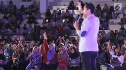 Creativepreneur yang juga aktor Dude Harlino menyapa peserta Emtek Goes To Campus (EGTC) 2018 di Universitas Muhammadiyah Malang, Rabu (26/9). Dude memberikan tips dan trik menjadi wirausahawan sukses. (Liputan6.com/JohanTallo)