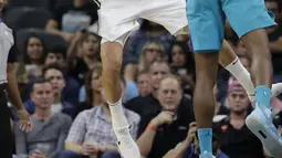 Aksi pemain Spurs, Manu Ginobili (20) melepaskan umpan saat diadang pemain Hornets, Dwight Howard (12) pada laga NBA basketball game di AT&T Center, San Antonio, (3/11/2017) waktu setempat. San Antonio menang 108-101. (AP/Eric Gay)