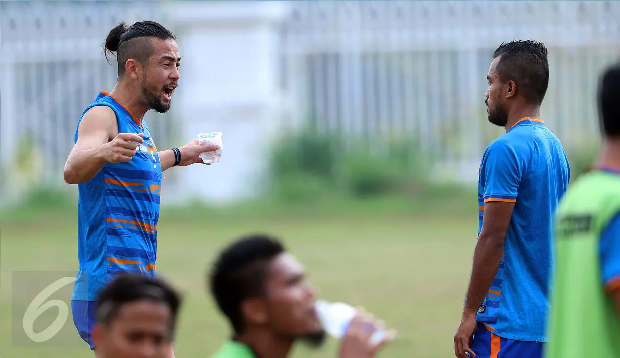 Bek PBFC, Yamashita Kunhiro (kiri) bercanda dengan Zulham Zamrun di sela-sela latihan jelang melakoni laga final Piala Presiden 2017 melawan Arema FC di lapangan atletik Stadion Pakansari, Kab Bogor, Jumat (10/3). (Liputan6.com/Helmi Fithriansyah)