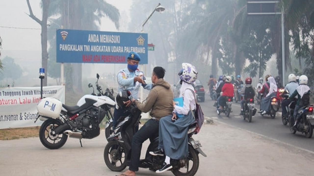 Aksi POM TNI AU bagikan masker biar rakyat tak sesak