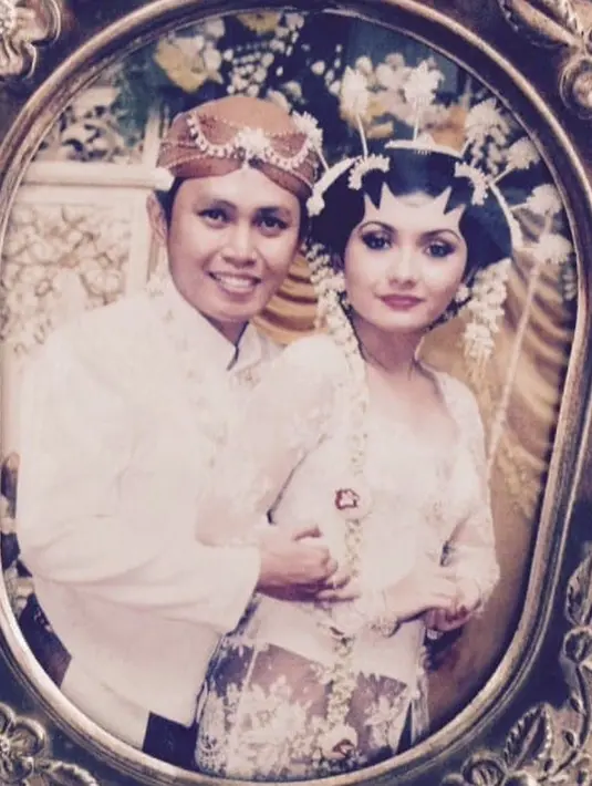 <p>Tepat di tanggal aniversary, Eko Patrio membagikan beberapa potret bersama keluarganya. Penampilan artis yang juga politisi ini menarik perhatian netizen. Berikut potret keharmonisan Eko Patrio yang jauh dari gosip 22 tahun menikah. [Instagram/ekopatriosuper]</p>