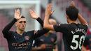 Gelandang Manchester City, Phil Foden, merayakan gol yang dicetaknya ke gawang West Ham United pada laga lanjutan Liga Inggris di London Stadium, Sabtu (24/10/2020) malam WIB. Manchester City imbang 1-1 lawan West Ham. (AFP/Catherine Ivill/pool)