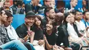 Pertandingan FIBA World Cup 2023 di Jakarta telah selesai digelar. Para artis tanah air tak ingin ketinggalan momen menyaksikan pertandingan bersejarah piala dunia basket yang akhirnya digelar di tanah air. Tentu ini termasuk Gading Marten dan Gisella Anastasia yang terlihat menyaksikan pertandingan bersama dengan anak mereka Gempi. [Foto: Instagram/gadiiing]