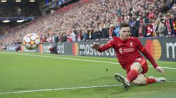 Andrew Robertson tampil solid di sisi kiri. Pemain bernomor punggung 26 itu bermain sama baiknya saat bertahan maupun menyerang. Dia membuat empat umpan kunci dan sukses meredam aksi Samu Chukwueze dengan baik. (AP/Jon Super)