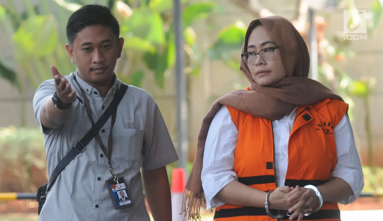 Orang kepercayaan I Nyoman Dhamantra, Mirawati Basri bersiap menjalani pemeriksaan perdana usai terjaring OTT di Gedung KPK, Jakarta, Selasa (13/8/2019). Mirawati Basri diperiksa sebagai tersangka kasus dugaan suap pengurusan kuota dan izin impor bawang putih tahun 2019. (merdeka.com/Dwi Narwoko)