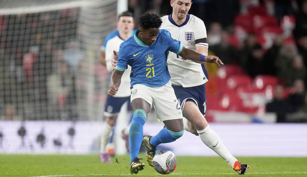 Pemain Brasil, Endrick, berebut bola dengan pemain Inggris, Lewis Dunk, dalam laga persahabatan di Stadion Wembley, Minggu (24/3/2024). (AP Photo/Alastair Grant)