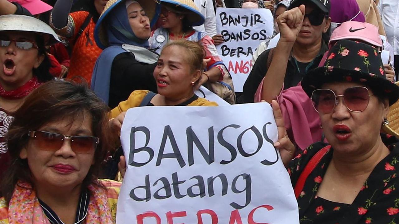 FOTO: Harga Beras Mahal, Emak-Emak Berdaster Geruduk Bawaslu Tuntut Dugaan Politisasi Bansos Diusut Tuntas