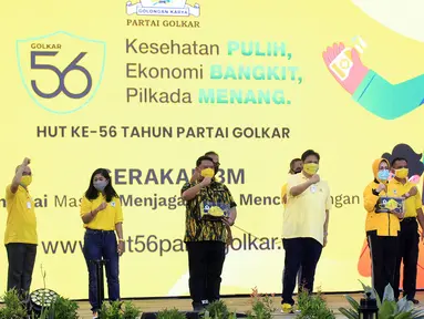 Ketua Umum Partai Golkar Airlangga Hartarto (tengah) saat HUT ke-56 Partai Golkar di Jakarta, Sabtu (17/10/2020). Partai Golkar mendorong masyarakat mematuhi protokol pencegahan penularan COVID-19 melalui 3M yaitu Memakai Masker, Mencuci Tangan, dan Menjaga Jarak. (Liputan6.com/Johan Tallo)