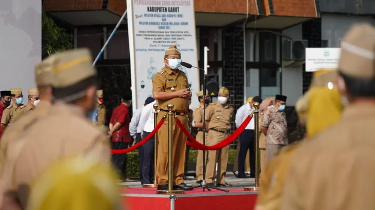 Bupati Garut Rudy Gunawan mengancam anak buahnya khususnya di Kecamatan dan Kelurahan Garut, Jawa Barat yang enggan melakukan program vaksinasi covid-19 khususnya saat libur.
