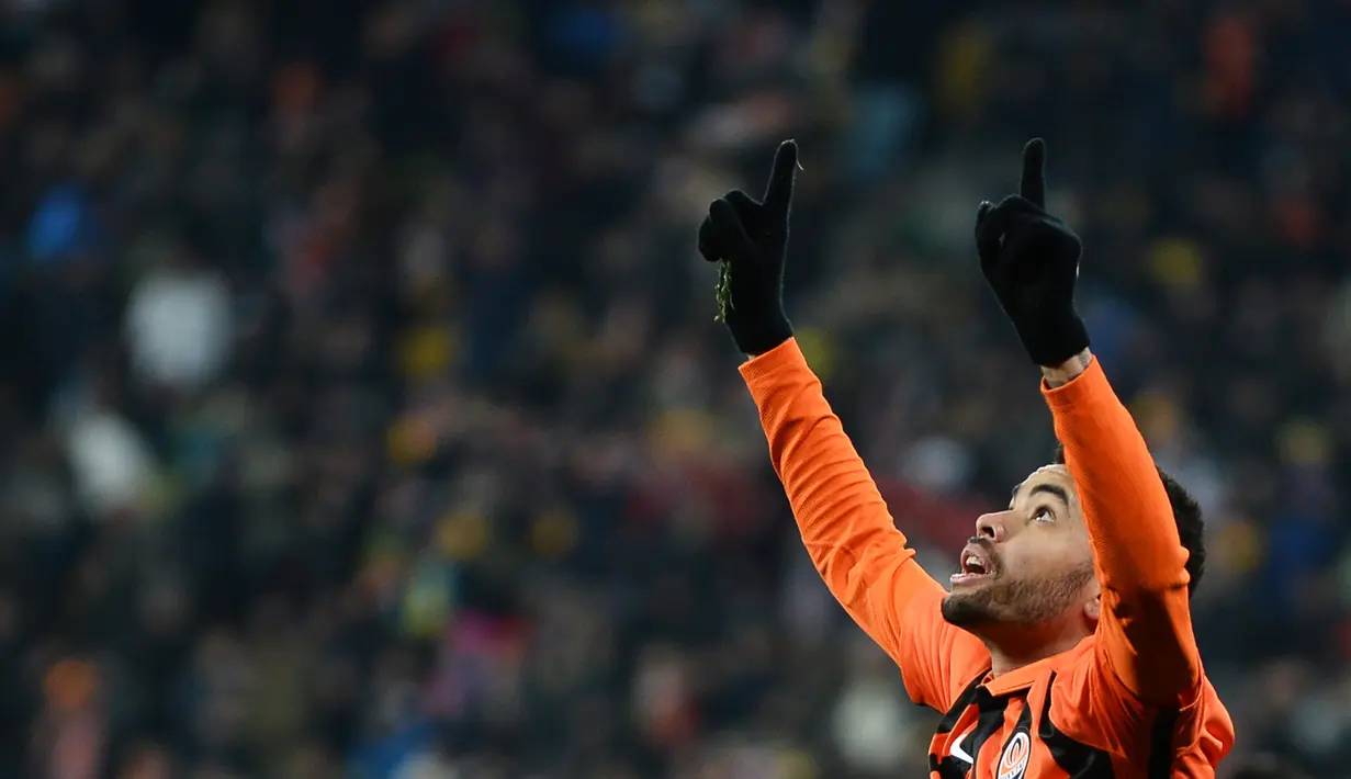 Ekspresi pemain Shakhtar Donetsk, Dentinho, setelah mencetak gol ke gawang Real Madrid dalam laga Grup A Liga Champions di Stadion Lviv Arena, Lviv, Ukraina, Kamis (26/11/2015) dini hari WIB. (AFP Photo/Janek Skarzynski)