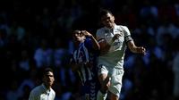 Bek Real Madrid Pepe (kanan) berduel dengan penggawa Alaves Deyverson Silva pada laga di Estadio Santiago Bernabeu, Minggu (2/4/2017). (AP Photo/Daniel Ochoa de Olza)