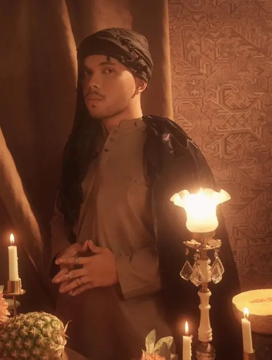 Meski demikian, outfit Thariq Halilintar juga bisa dijadikan sebagai outfit Lebaran yang simple lho