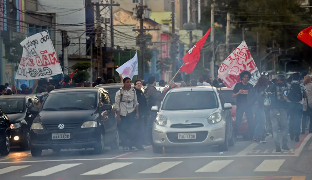 Aksi pekerja kereta bawah tanah dan anggota MTST (Gerakan Pekerja Tunawisma) Brasil menyebabkan kemacetan di ruas jalan utama kota Sao Polo, (9/6/2014). (AFP PHOTO/NELSON Almeida)