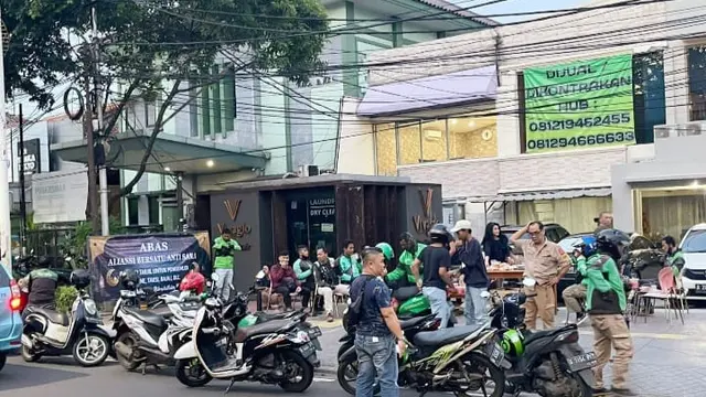 Sonny Tulung bersama Aliansi Bersatu Anti Sara (ABAS) menggelar aksi sosial berbagi makanan buka puasa