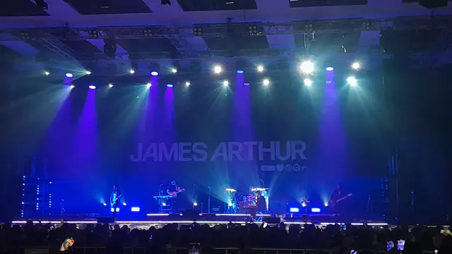 James Arthur Tutup Konser Perdana di Jakarta dengan Lagu Say You Won't Let Go, Ajak Penonton Bernyanyi Bersama