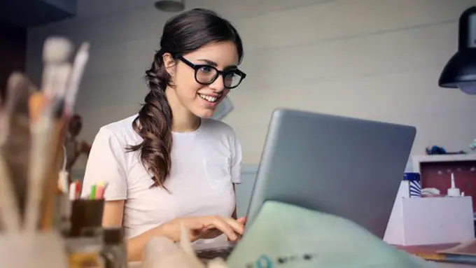 Lomba menulis Vemale Agustus 2018 sudah digelar! © Pexels.com/Bruce Mars