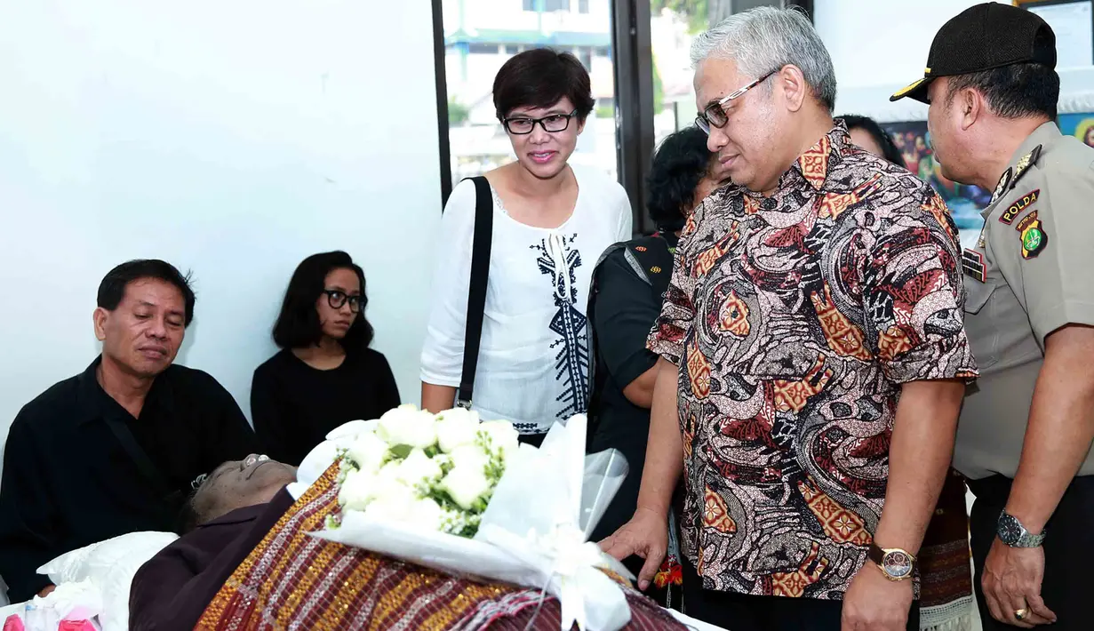 Prosesi upacara dengan adat Batak sekitar 30 menit. Setelah itu jenazah ditutup dengan kain ulos. Beberapa teman kerabat berdatangan silih berganti untuk memberikan penghormatan terakhirnya. (Deki Prayoga/Bintang.com)