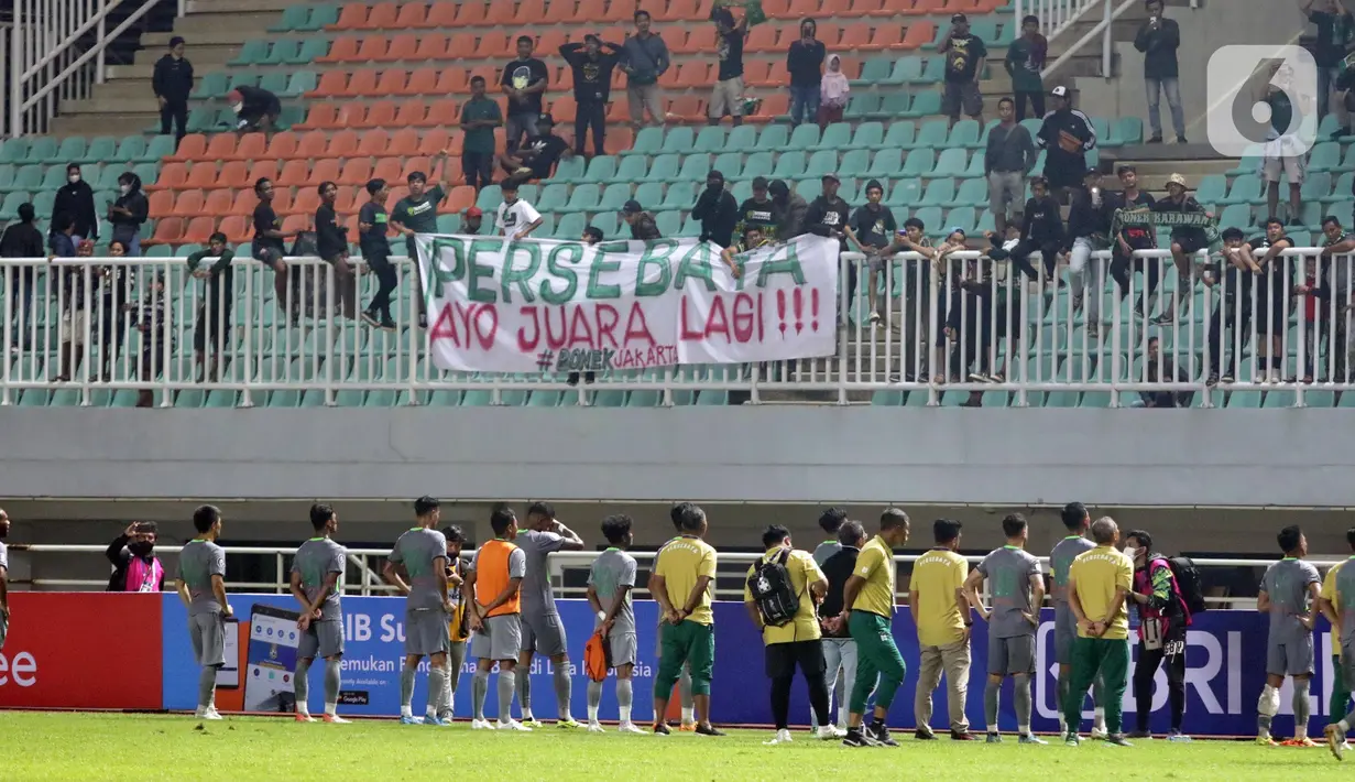 Pemain Persebaya Surabaya menemui suporter usai melawan Persikabo 1973 pada lanjutan pekan pertama BRI Liga 1 Indonesia 2022-2023 di Stadion Pakansari, Kabupaten Bogor, Senin (25/7/2022). Laga Persikabo 1973 melawan Persebaya Surabaya berlangsung sengit dan terlibat saling serang antar kedua tim. (Liputan6.com/Helmi Fithriansyah)