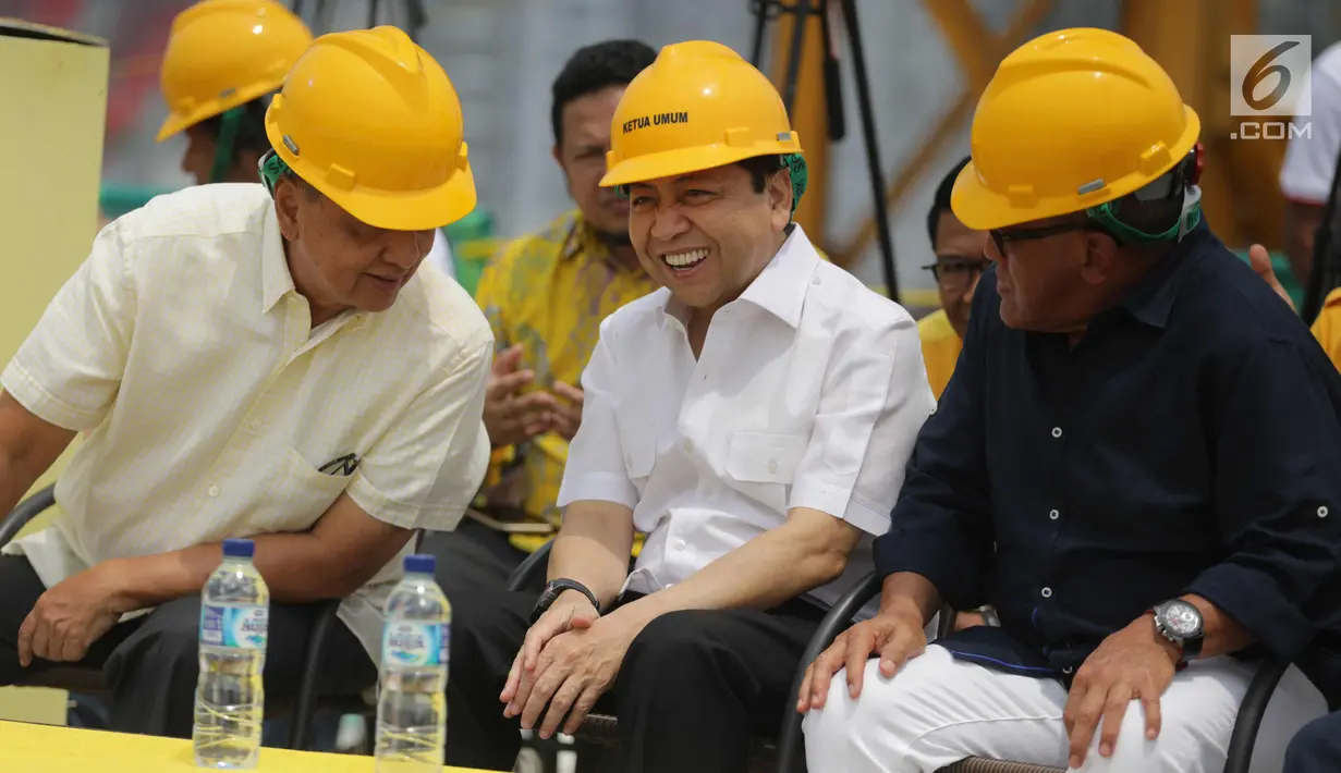 Ketua Umum Golkar, Setya Novanto didampingi Ketua Dewan Pembina Aburizal Bakrie (kanan) dan Anggota Dewan Kehormatan Golkar MS Hidayat saat peresmian pembangunan Gedung Panca Bakti DPP Golkar di Slipi, Jakarta, Minggu (12/11). (Liputan6.com/Faizal Fanani)